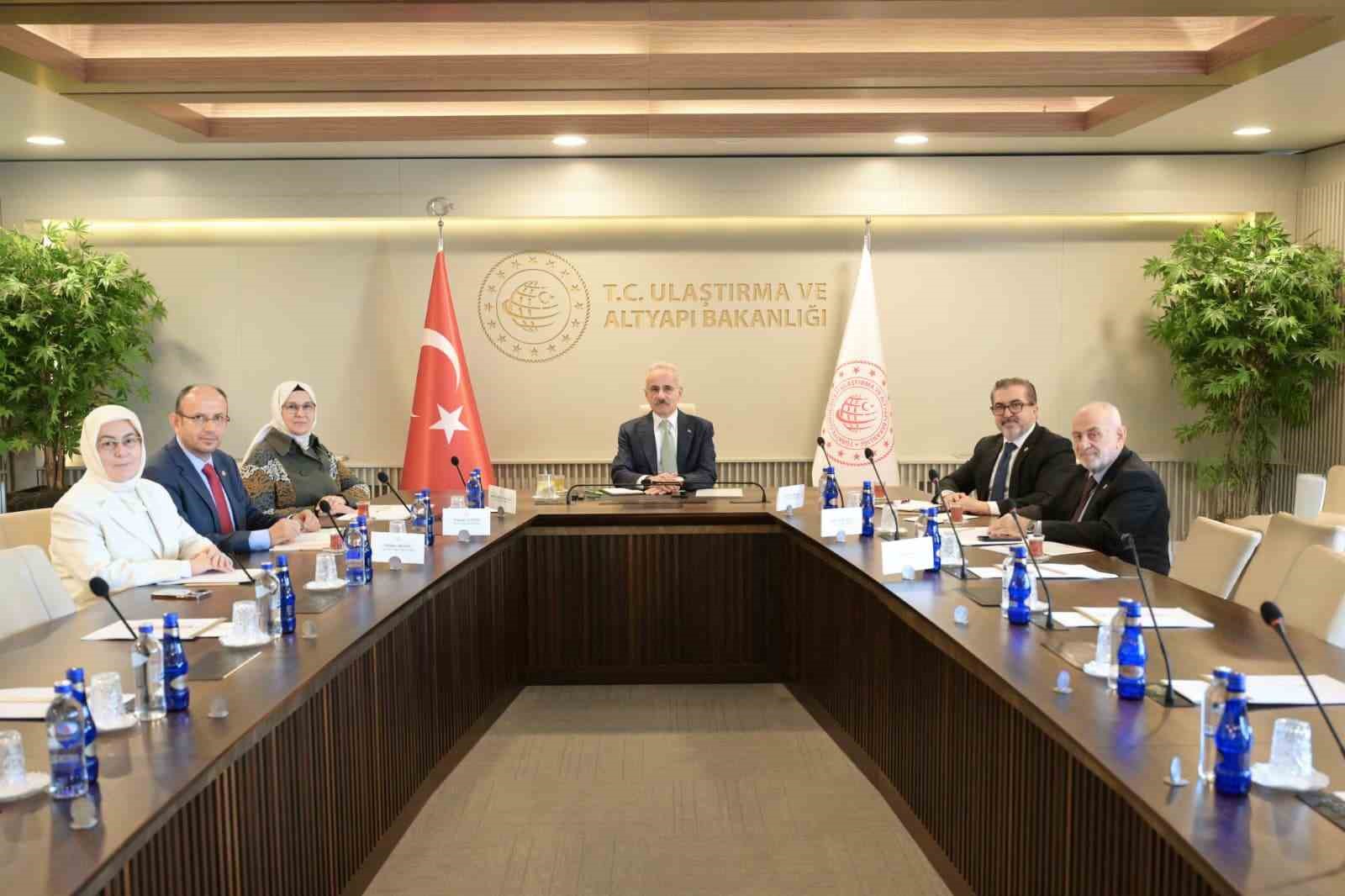 bakan uraloglu sosyal medyada genclerimizin dijital dunyada daha guvenli yer alabilmelerini saglamak icin yapilabilecekleri anSjQBDf
