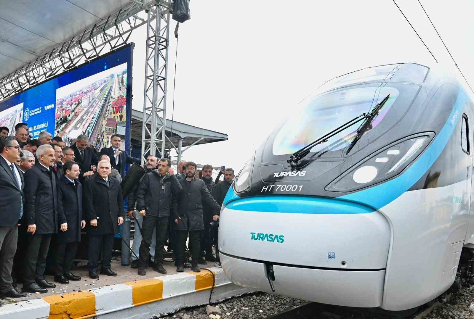 Bakan Uraloğlu: "Test süreçleri başarıyla devam eden Milli Elektrikli Hızlı Tren’imiz saatte 240 kilometre hıza ulaştı" 8 bakan uraloglu test surecleri basariyla devam eden milli elektrikli hizli trenimiz saatte 240 kilometre Th9JIuKR