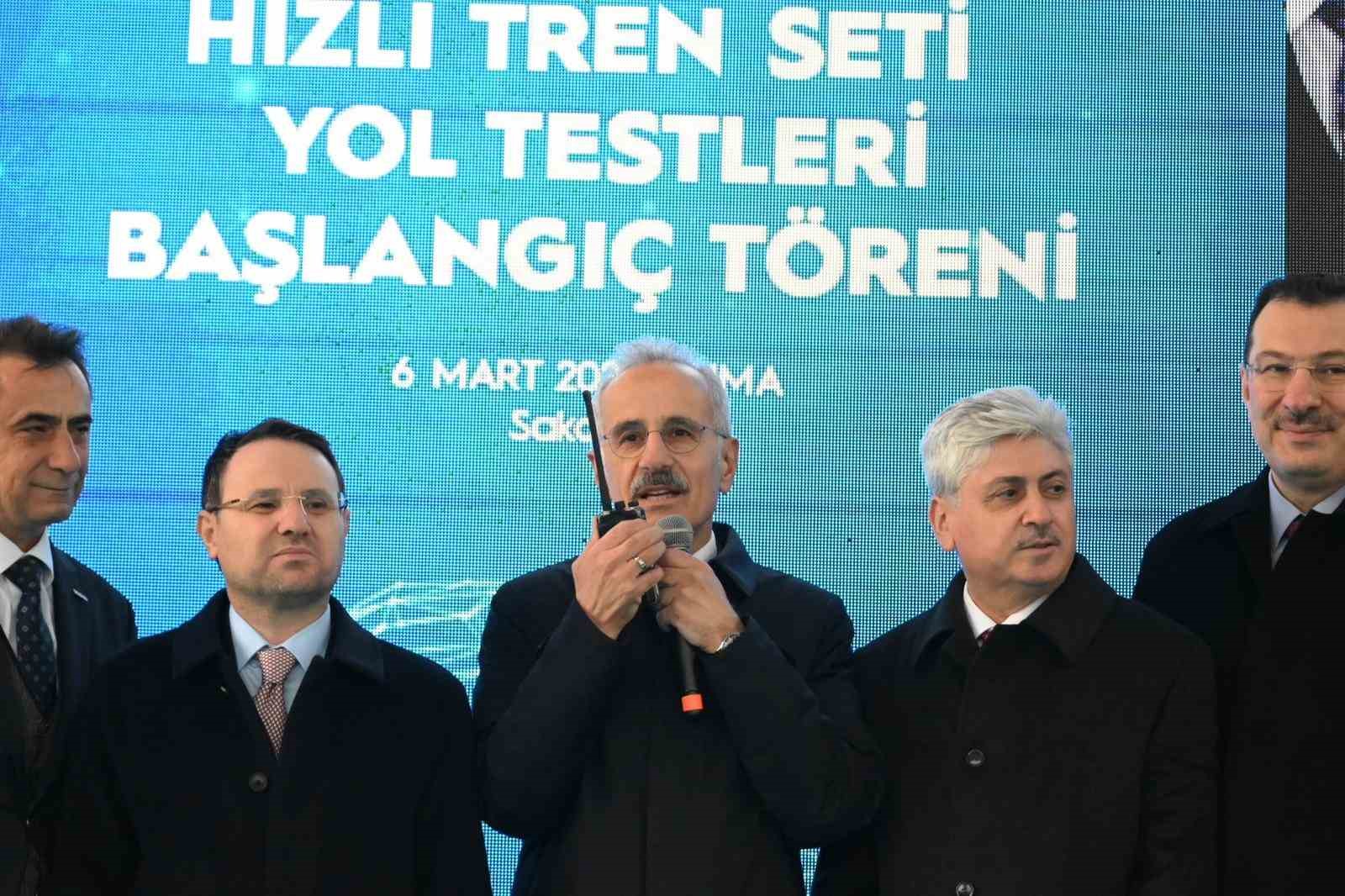 Bakan Uraloğlu: "Test süreçleri başarıyla devam eden Milli Elektrikli Hızlı Tren’imiz saatte 240 kilometre hıza ulaştı" 9 bakan uraloglu test surecleri basariyla devam eden milli elektrikli hizli trenimiz saatte 240 kilometre YlQzXga7