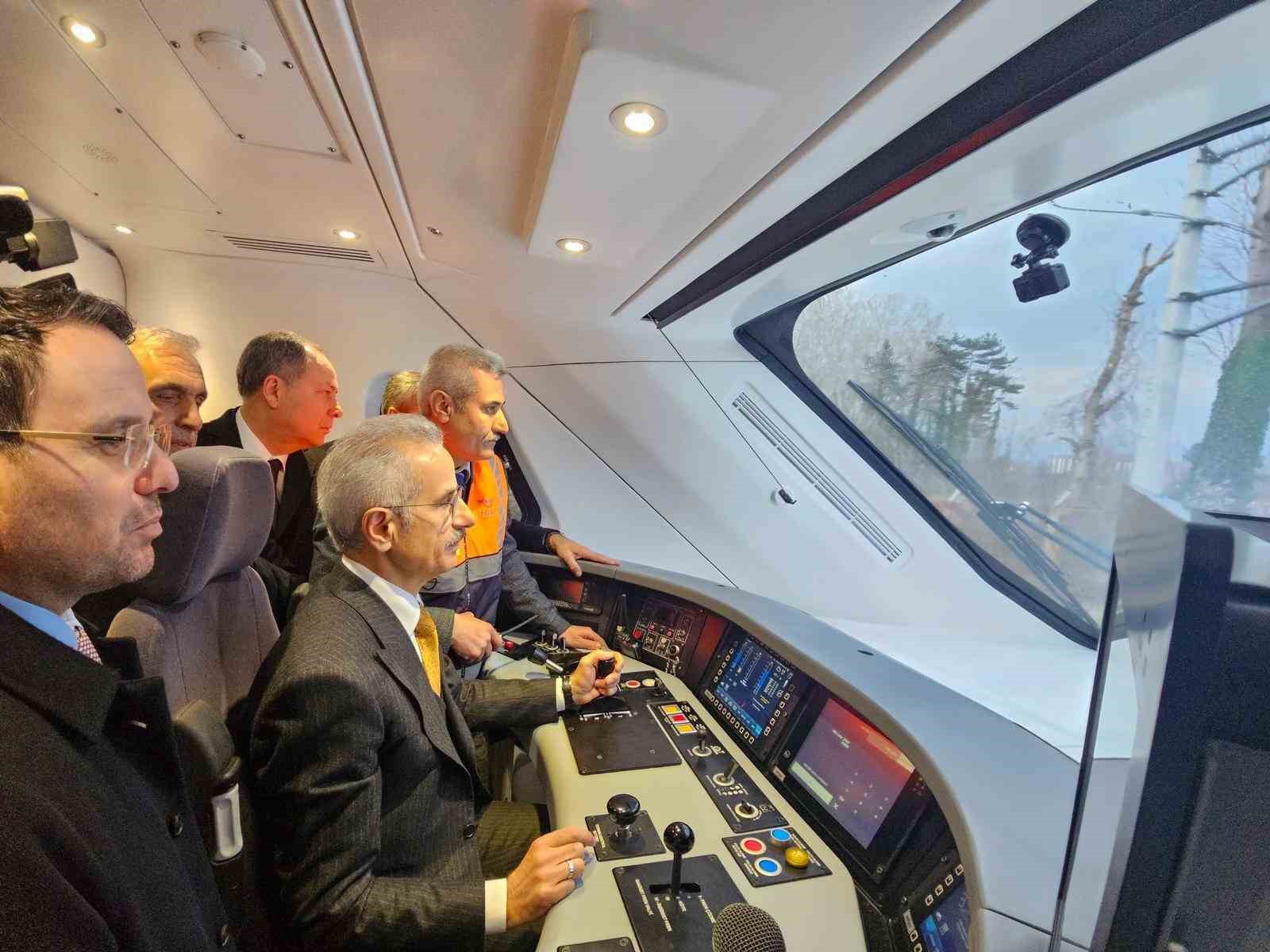 Bakan Uraloğlu: "Test süreçleri başarıyla devam eden Milli Elektrikli Hızlı Tren’imiz saatte 240 kilometre hıza ulaştı" 7 bakan uraloglu test surecleri basariyla devam eden milli elektrikli hizli trenimiz saatte 240 kilometre