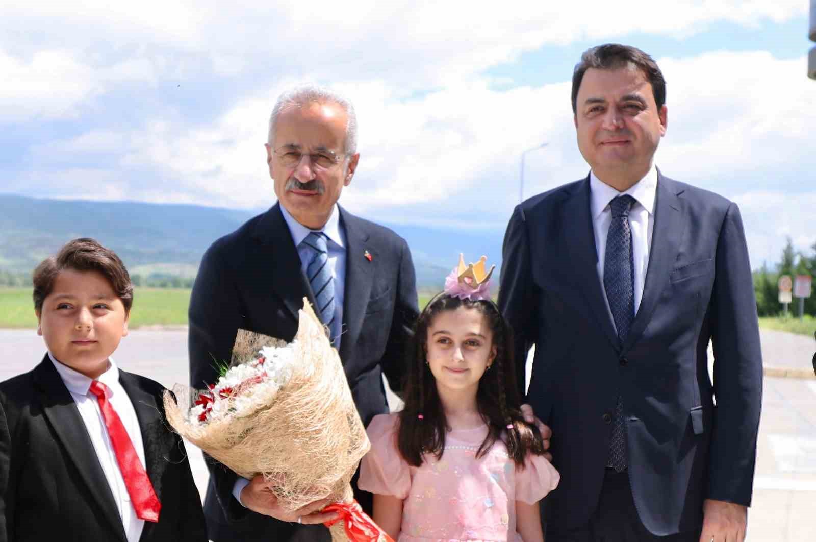 Bakan Uraloğlu: "Tokat-Niksar yolundaki tüm çalışmalarımızı 2027 yılında tamamlamayı hedefliyoruz" 10 bakan uraloglu tokat niksar yolundaki tum calismalarimizi 2027 yilinda tamamlamayi hedefliyoruz 6