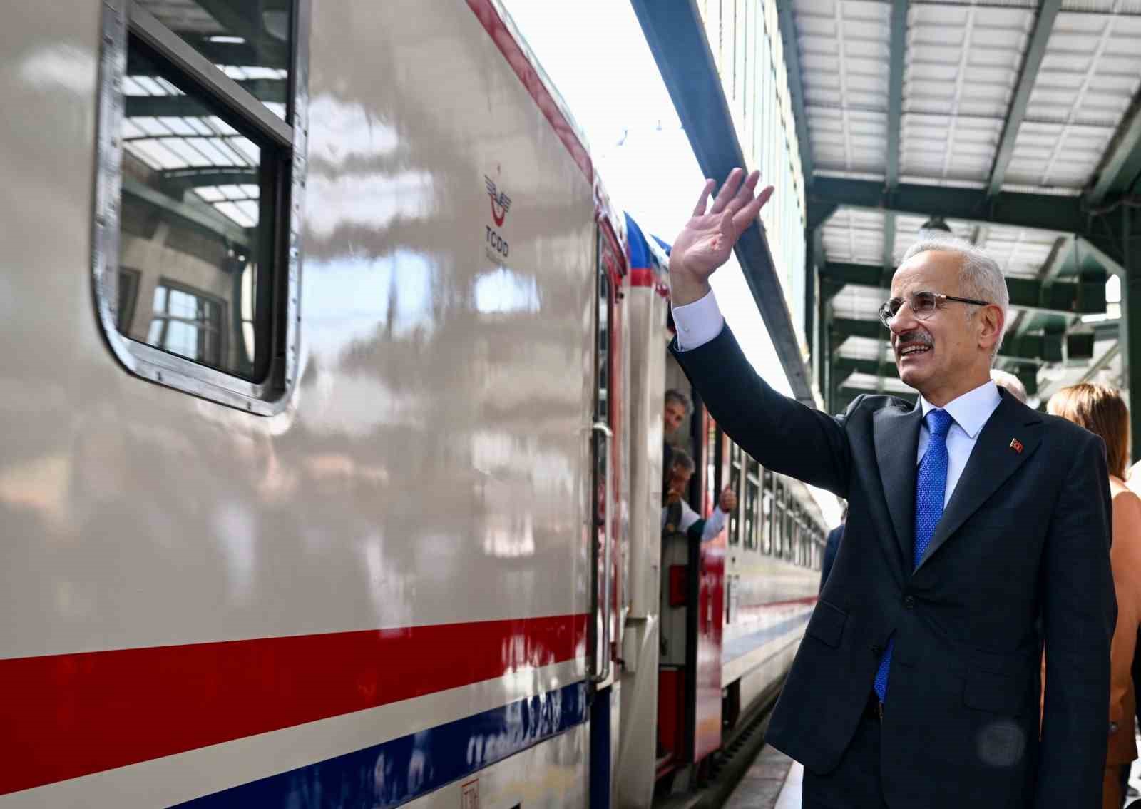 bakan uraloglu turistik dogu ekspresi 10 bin 166 yolcumuza hizmet verdi 6 kRpQQ7Tu