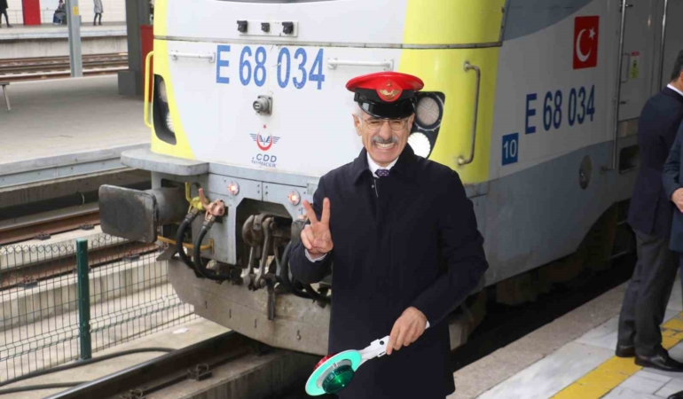 bakan-uraloglu-turistik-dogu-ekspresinin-yeni-sezonunda-10-bin-800-seyahat-tutkununa-anadolunun-buyusunu-A92Is6D7.jpg