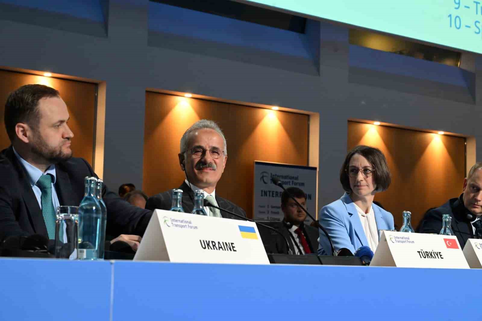 bakan uraloglu turkiye ulastirma politikalarini yalnizca kapasite artisi uzerine degil sureklilik cesitlilik ve esneklik