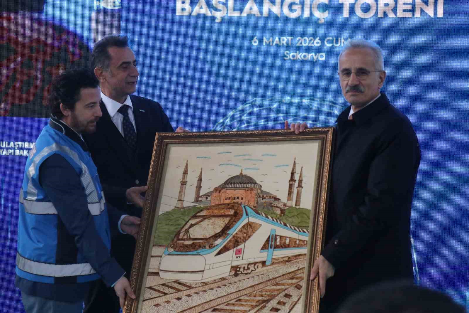 Bakan Uraloğlu: "Türkiye’nin 225 kilometre hıza sahip milli elektrikli hızlı trenimizin yol testlerini bugün resmen başlatıyoruz" 8 bakan uraloglu turkiyenin 225 kilometre hiza sahip milli elektrikli hizli trenimizin yol testlerini bugun BEZWYCSX