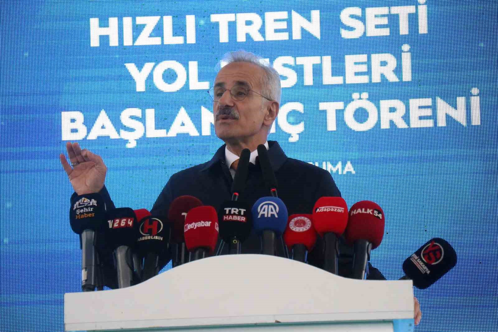 Bakan Uraloğlu: "Türkiye’nin 225 kilometre hıza sahip milli elektrikli hızlı trenimizin yol testlerini bugün resmen başlatıyoruz" 4 bakan uraloglu turkiyenin 225 kilometre hiza sahip milli elektrikli hizli trenimizin yol testlerini bugun JrkP51dJ