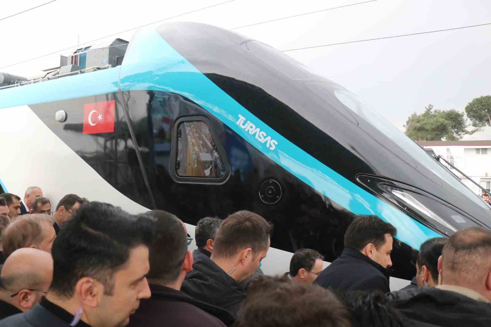 Bakan Uraloğlu: "Türkiye’nin 225 kilometre hıza sahip milli elektrikli hızlı trenimizin yol testlerini bugün resmen başlatıyoruz" 6 bakan uraloglu turkiyenin 225 kilometre hiza sahip milli elektrikli hizli trenimizin yol testlerini bugun UWkFFjae