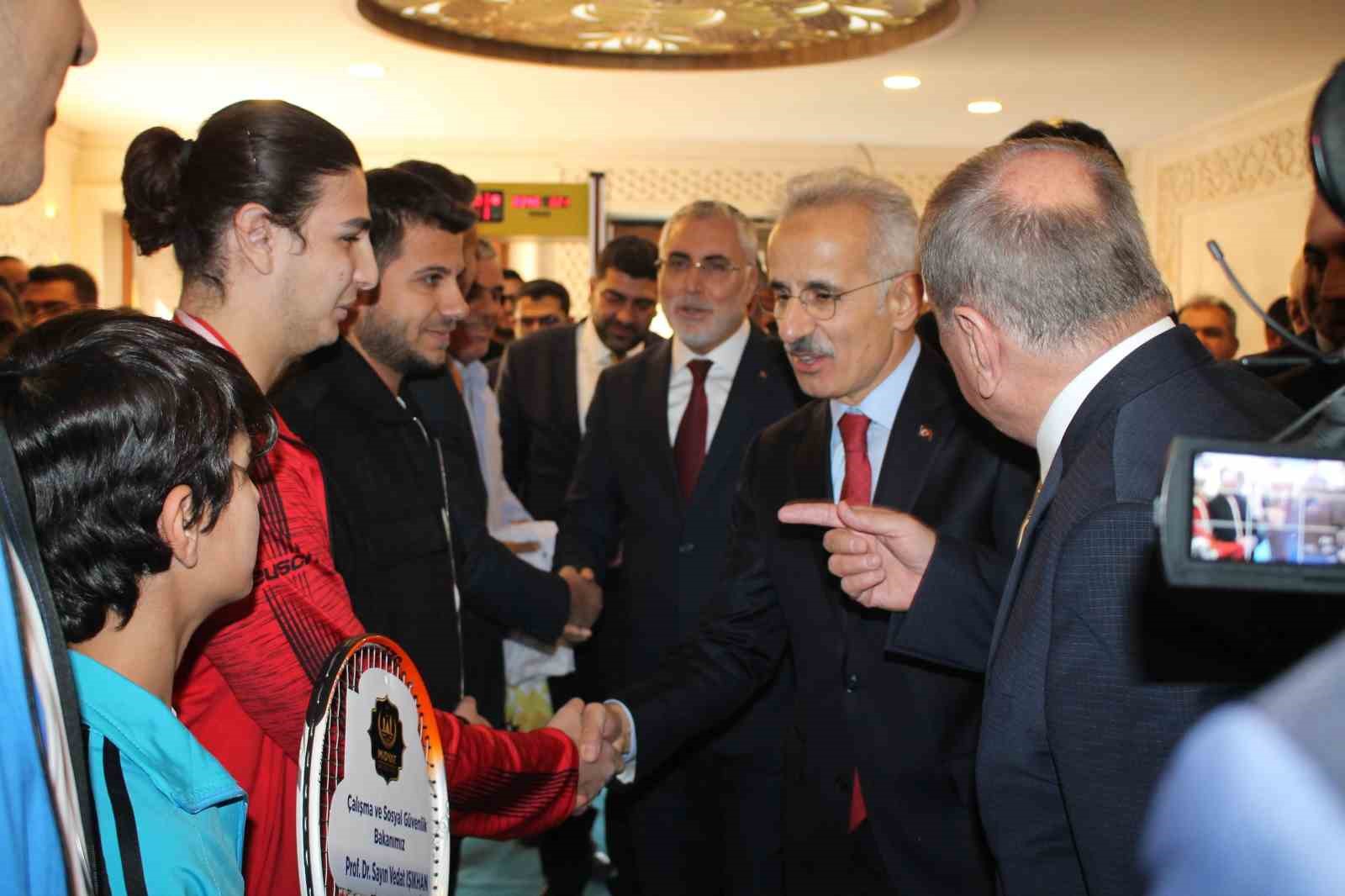 Bakan Uraloğlu ve Işıkhan Midyat Belediyesini ziyaret etti 5 bakan uraloglu ve isikhan midyat belediyesini ziyaret etti 1 uhyZH1FL