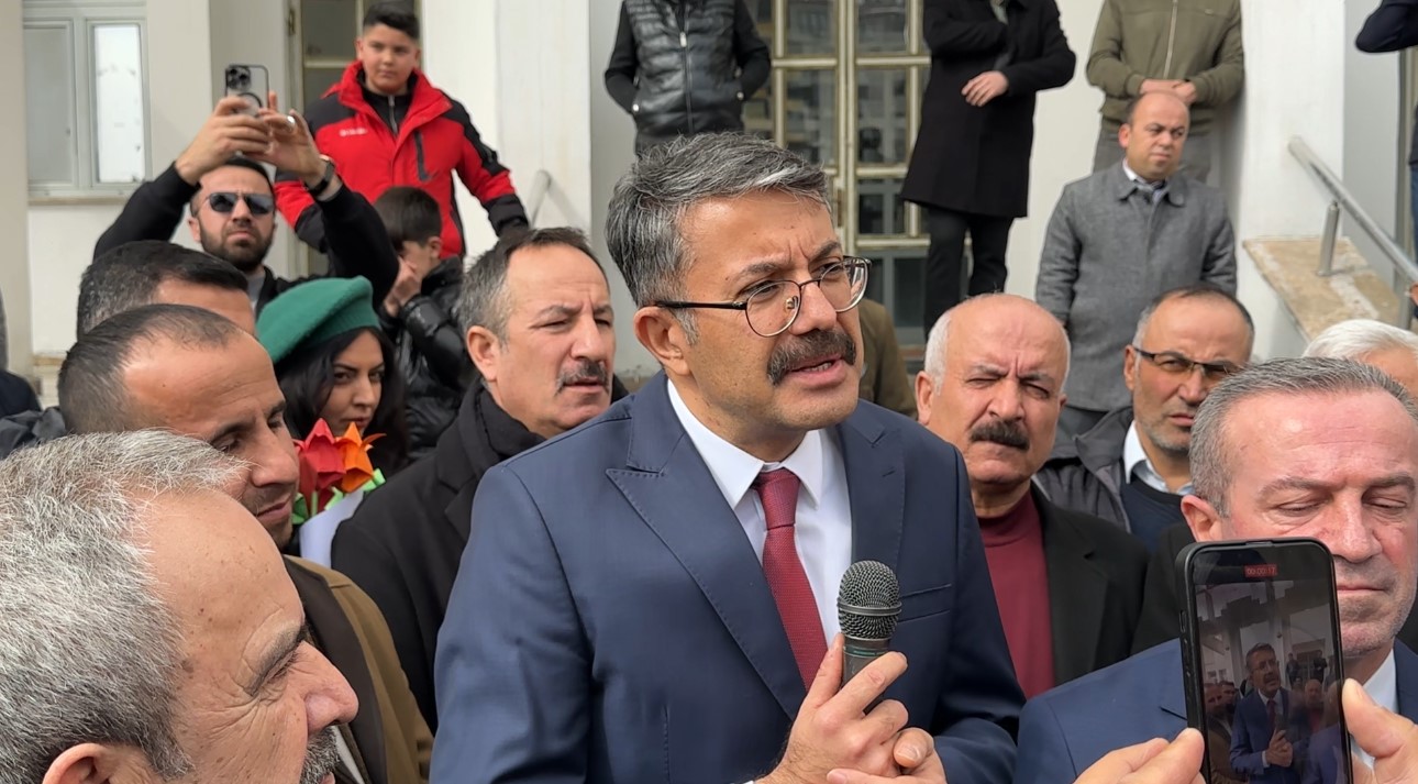 bakan yardimciligina atanan vali ali celikten veda ziyareti 8 Q4ZT1B9T