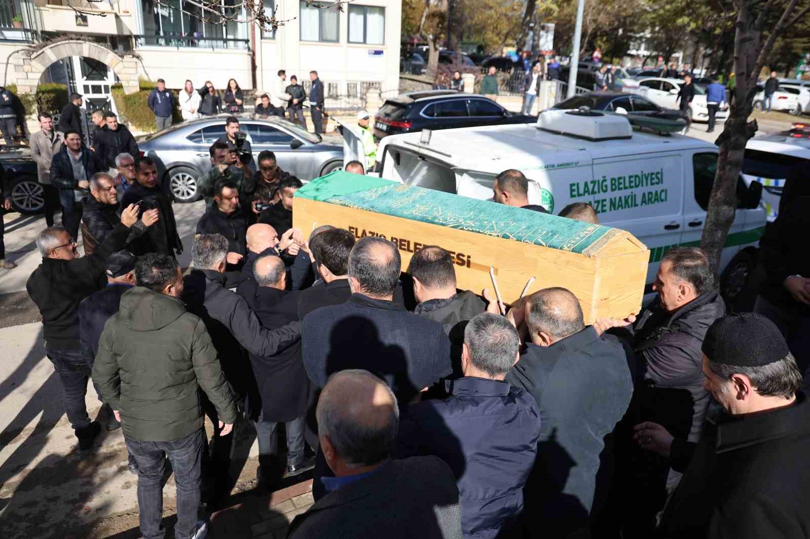 bakan yardimcisi aktasin annesi son yolculuguna ugurlandi 0 Gw7cgjLg