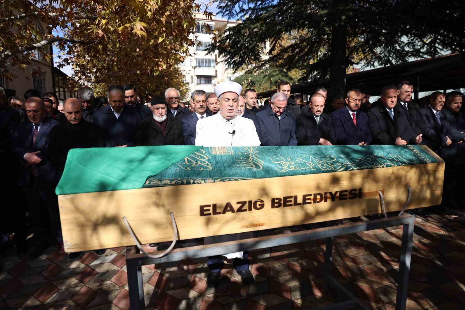 bakan yardimcisi aktasin annesi son yolculuguna ugurlandi 1 El1IMjsO
