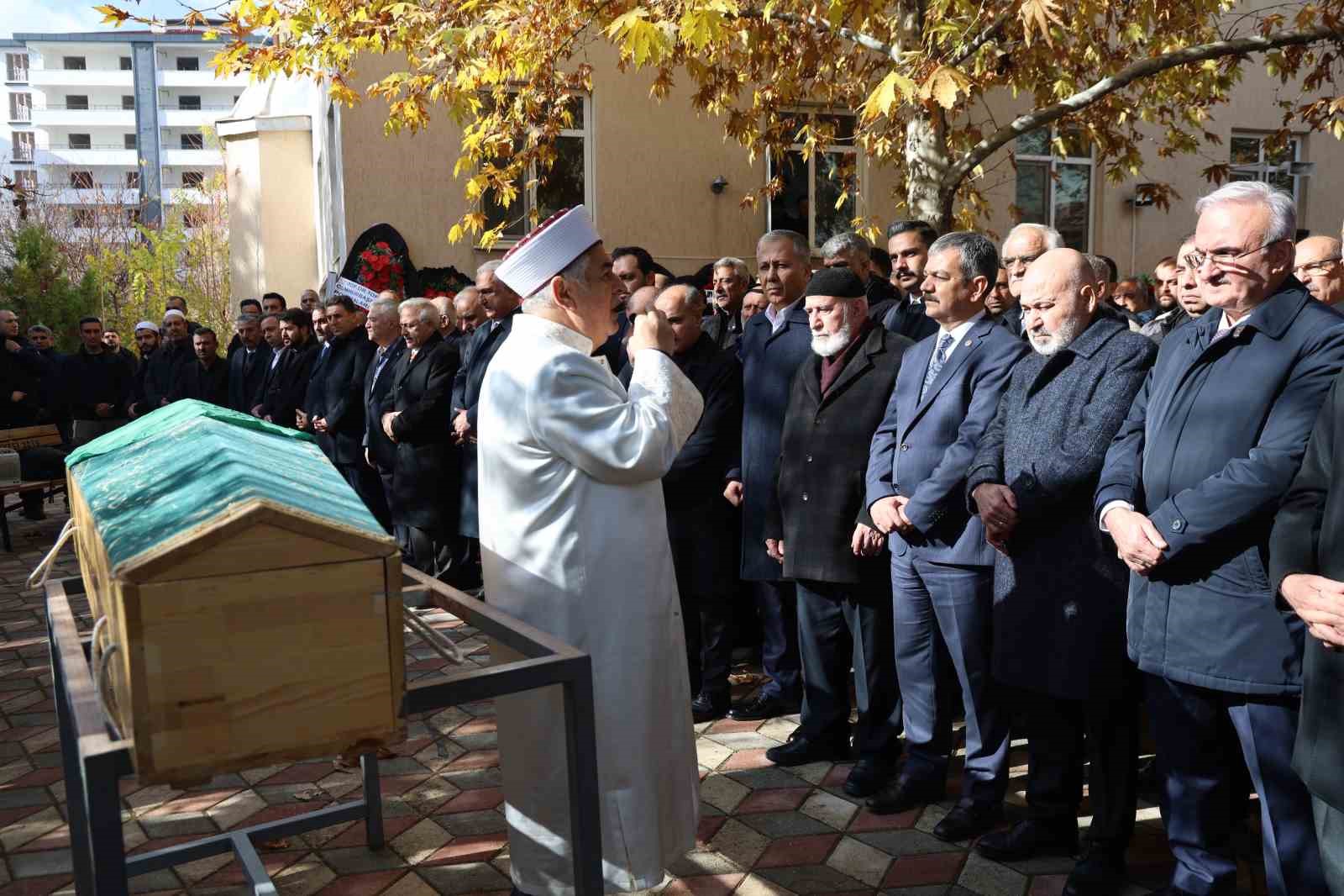 bakan yardimcisi aktasin annesi son yolculuguna ugurlandi 3 SGefmay2