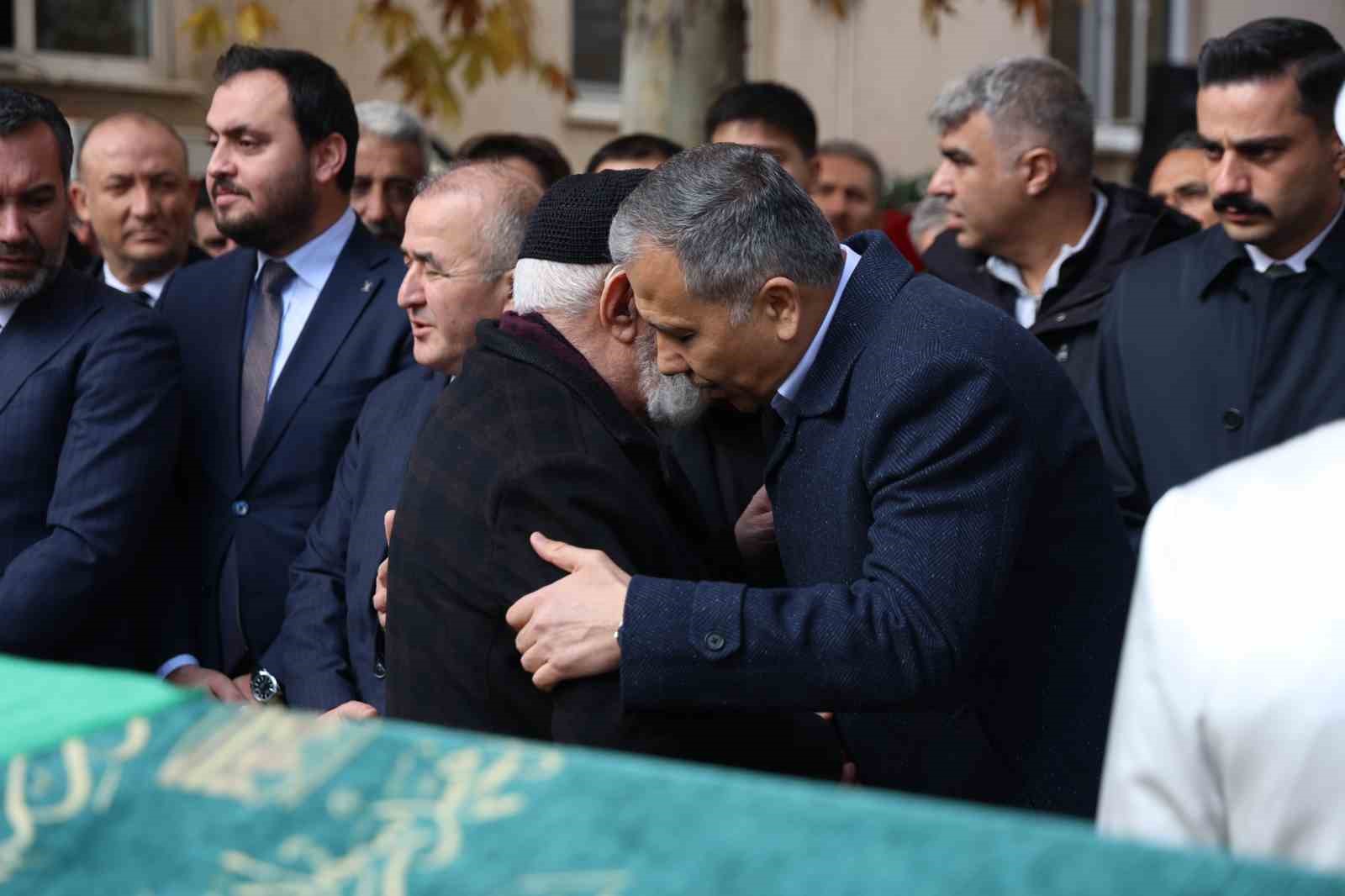 bakan yardimcisi aktasin annesi son yolculuguna ugurlandi 4 w9QNTh9L