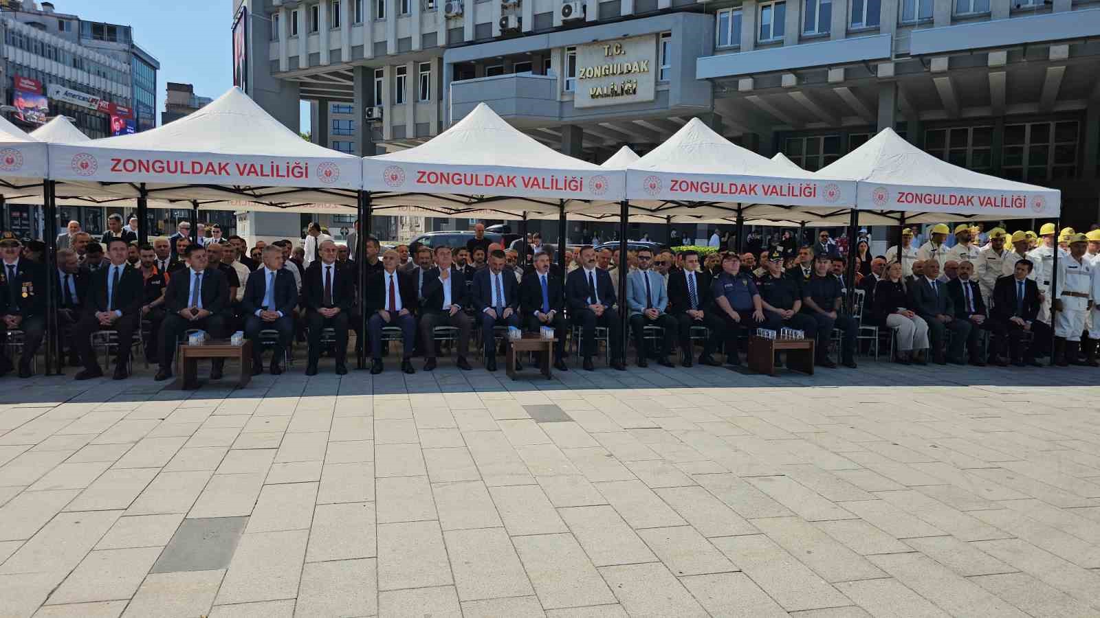 Bakan Yardımcısı Aydın’dan, Amelebirliği’nin 103. yılında madencilere deprem teşekkürü 4 bakan yardimcisi aydindan amelebirliginin 103 yilinda madencilere deprem tesekkuru 0 4UeOpnfJ
