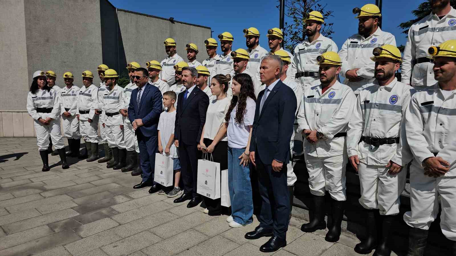 Bakan Yardımcısı Aydın’dan, Amelebirliği’nin 103. yılında madencilere deprem teşekkürü 5 bakan yardimcisi aydindan amelebirliginin 103 yilinda madencilere deprem tesekkuru 1 PSg87Jla