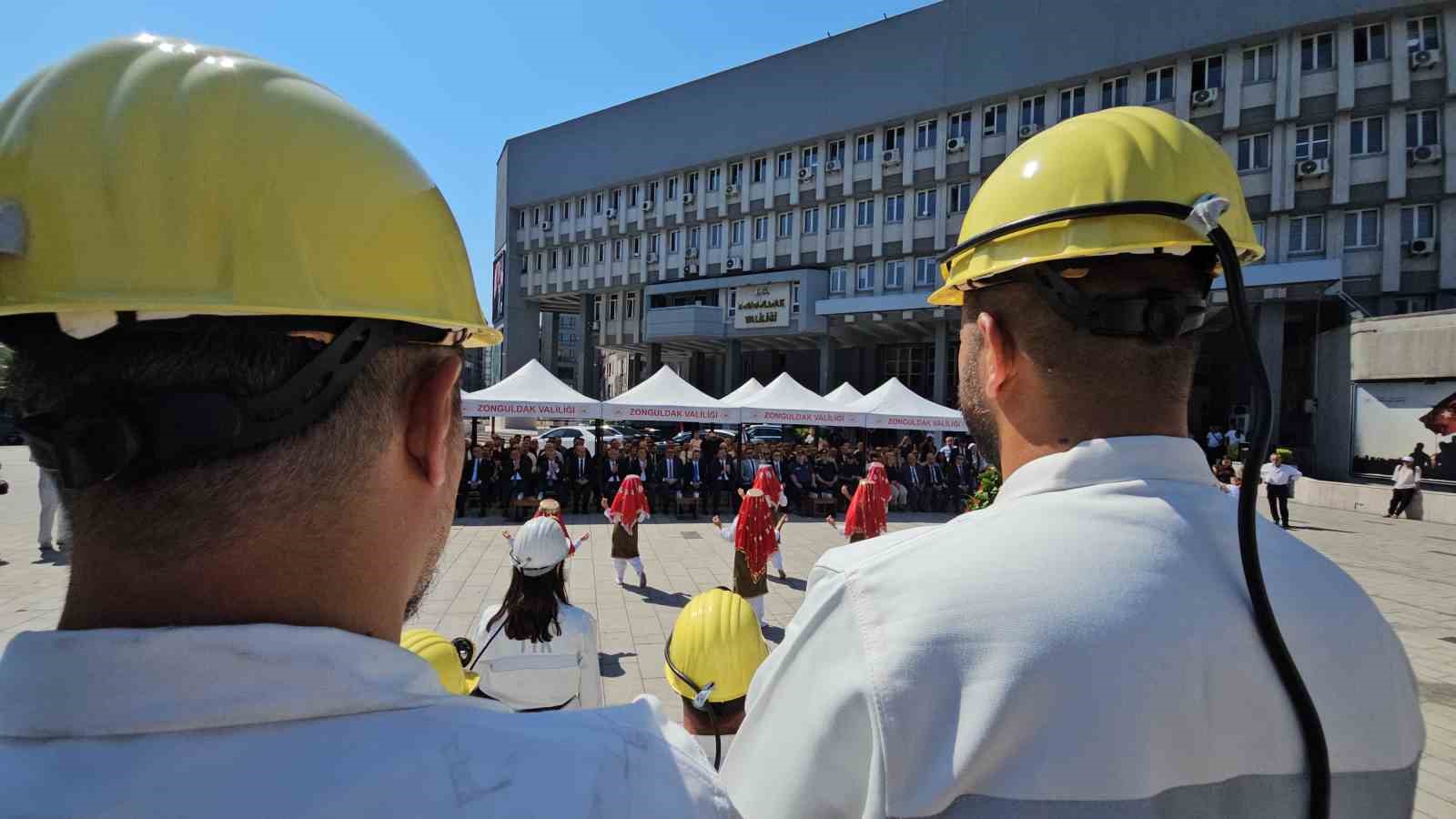 Bakan Yardımcısı Aydın’dan, Amelebirliği’nin 103. yılında madencilere deprem teşekkürü 6 bakan yardimcisi aydindan amelebirliginin 103 yilinda madencilere deprem tesekkuru 2 KJyi2Jrf