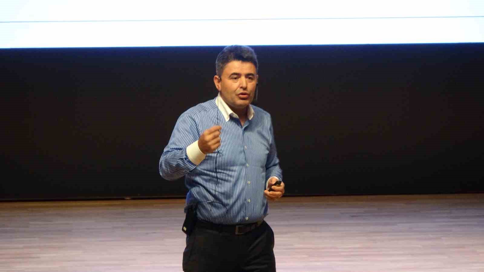 bakan yardimcisi boyraz genclere milli hizli treni boyle tanitti 2 EvMYMVQX