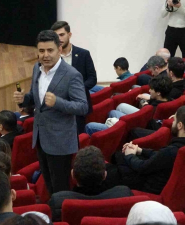 bakan-yardimcisi-boyraz-ufest-canakkalede-genclerle-bulustu-FwdRpMlj.jpg