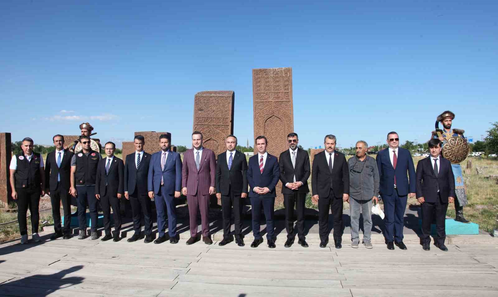 Bakan Yardımcısı Demiralp, Ahlat’ta Selçuklu Mezarlığı’nı ziyaret etti 4 bakan yardimcisi demiralp ahlatta selcuklu mezarligini ziyaret etti 0 BKi6YpJF