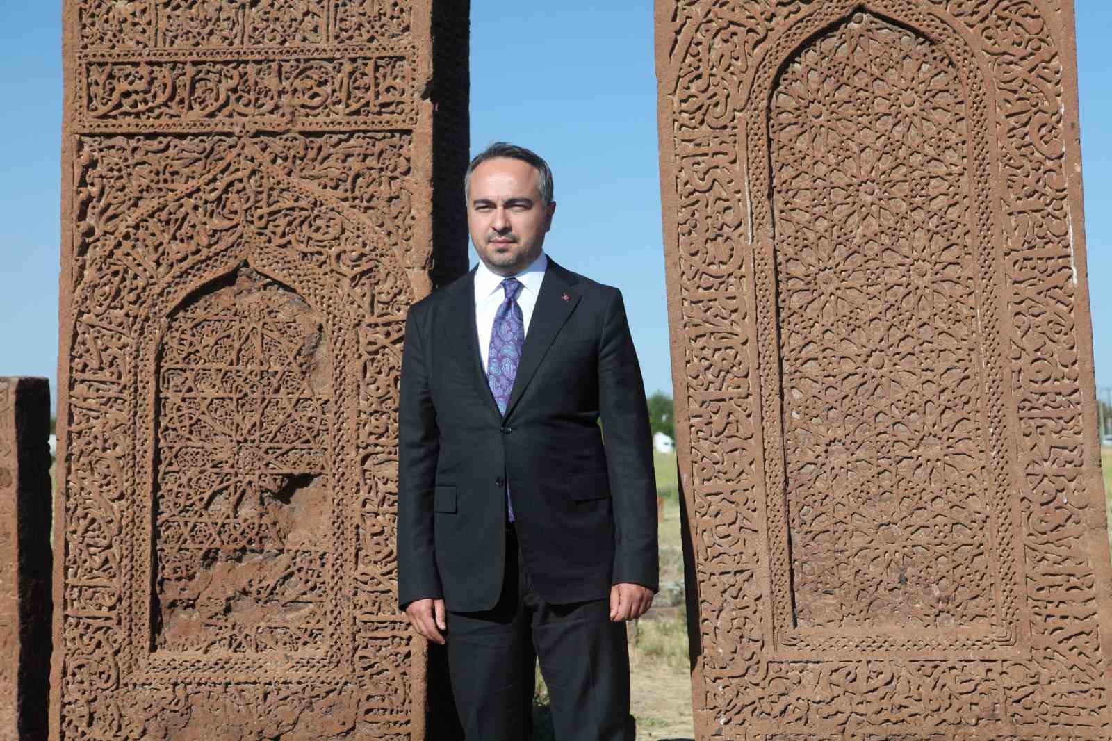 Bakan Yardımcısı Demiralp, Ahlat’ta Selçuklu Mezarlığı’nı ziyaret etti 5 bakan yardimcisi demiralp ahlatta selcuklu mezarligini ziyaret etti 1 dqZDqXFU