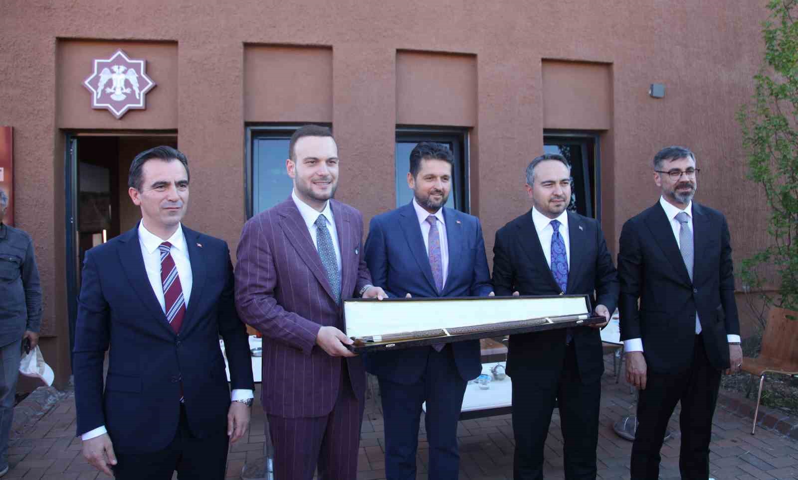 Bakan Yardımcısı Demiralp, Ahlat’ta Selçuklu Mezarlığı’nı ziyaret etti 7 bakan yardimcisi demiralp ahlatta selcuklu mezarligini ziyaret etti 3 75nkzCZU