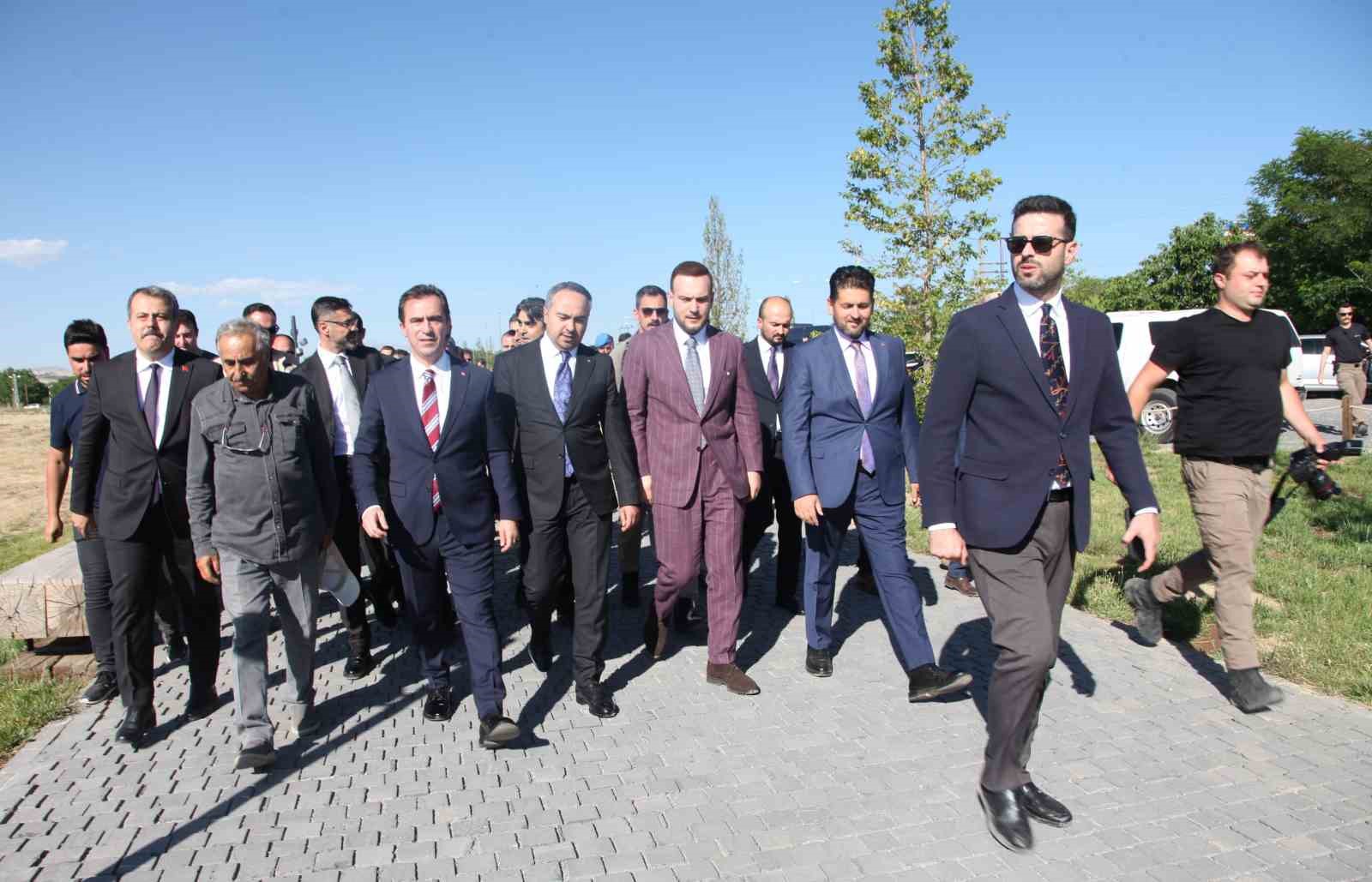 Bakan Yardımcısı Demiralp, Ahlat’ta Selçuklu Mezarlığı’nı ziyaret etti 8 bakan yardimcisi demiralp ahlatta selcuklu mezarligini ziyaret etti 4 9IYNRgEM