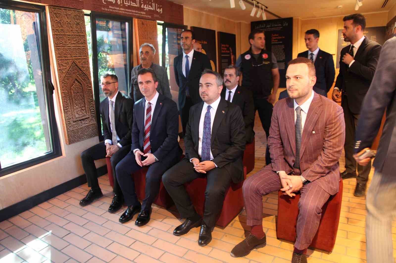 Bakan Yardımcısı Demiralp, Ahlat’ta Selçuklu Mezarlığı’nı ziyaret etti 9 bakan yardimcisi demiralp ahlatta selcuklu mezarligini ziyaret etti 5 W6UUtrsi