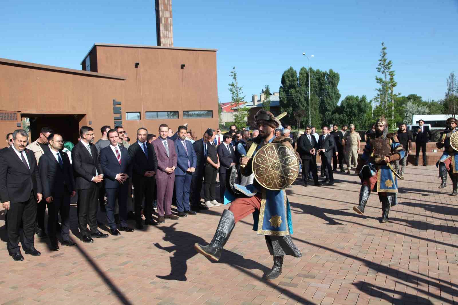 Bakan Yardımcısı Demiralp, Ahlat’ta Selçuklu Mezarlığı’nı ziyaret etti 10 bakan yardimcisi demiralp ahlatta selcuklu mezarligini ziyaret etti 6 nLRhvkcs