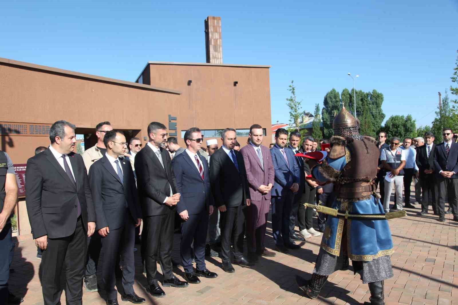 Bakan Yardımcısı Demiralp, Ahlat’ta Selçuklu Mezarlığı’nı ziyaret etti 11 bakan yardimcisi demiralp ahlatta selcuklu mezarligini ziyaret etti 7