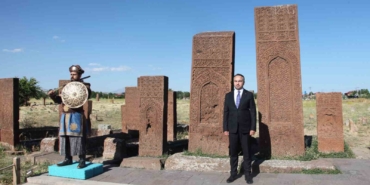bakan-yardimcisi-demiralp-ahlatta-selcuklu-mezarligini-ziyaret-etti-m2mUYqa3.jpg