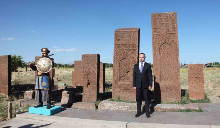 bakan-yardimcisi-demiralp-ahlatta-selcuklu-mezarligini-ziyaret-etti-m2mUYqa3.jpg