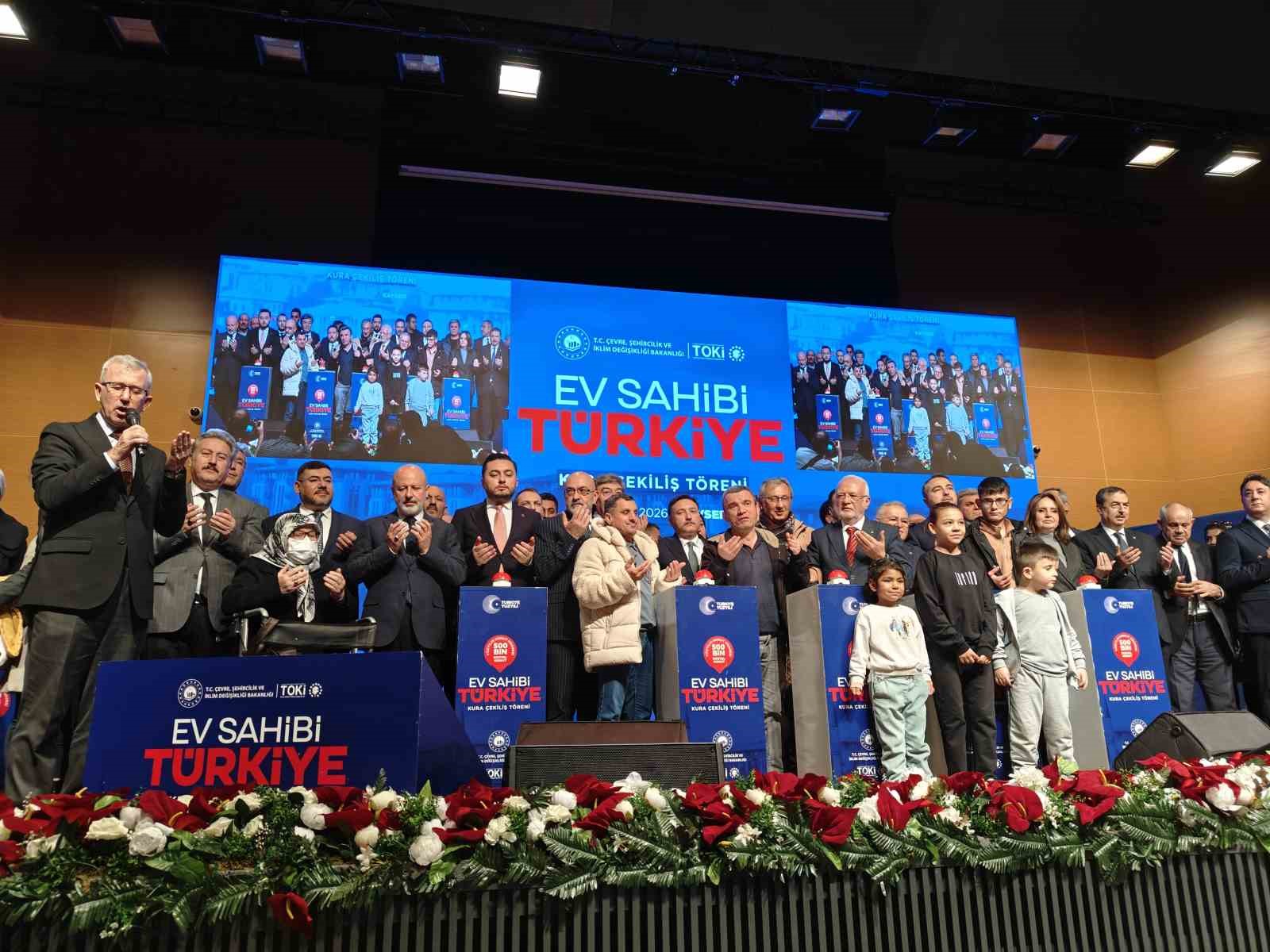 Bakan Yardımcısı Demiralp: "Ev Sahibi Türkiye sloganıyla Kayseri’de 7 bin 562 konutumuzun kura çekimini gerçekleştiriyoruz" 9 bakan yardimcisi demiralp ev sahibi turkiye sloganiyla kayseride 7 bin 562 konutumuzun kura cekimini 9P7JviAR