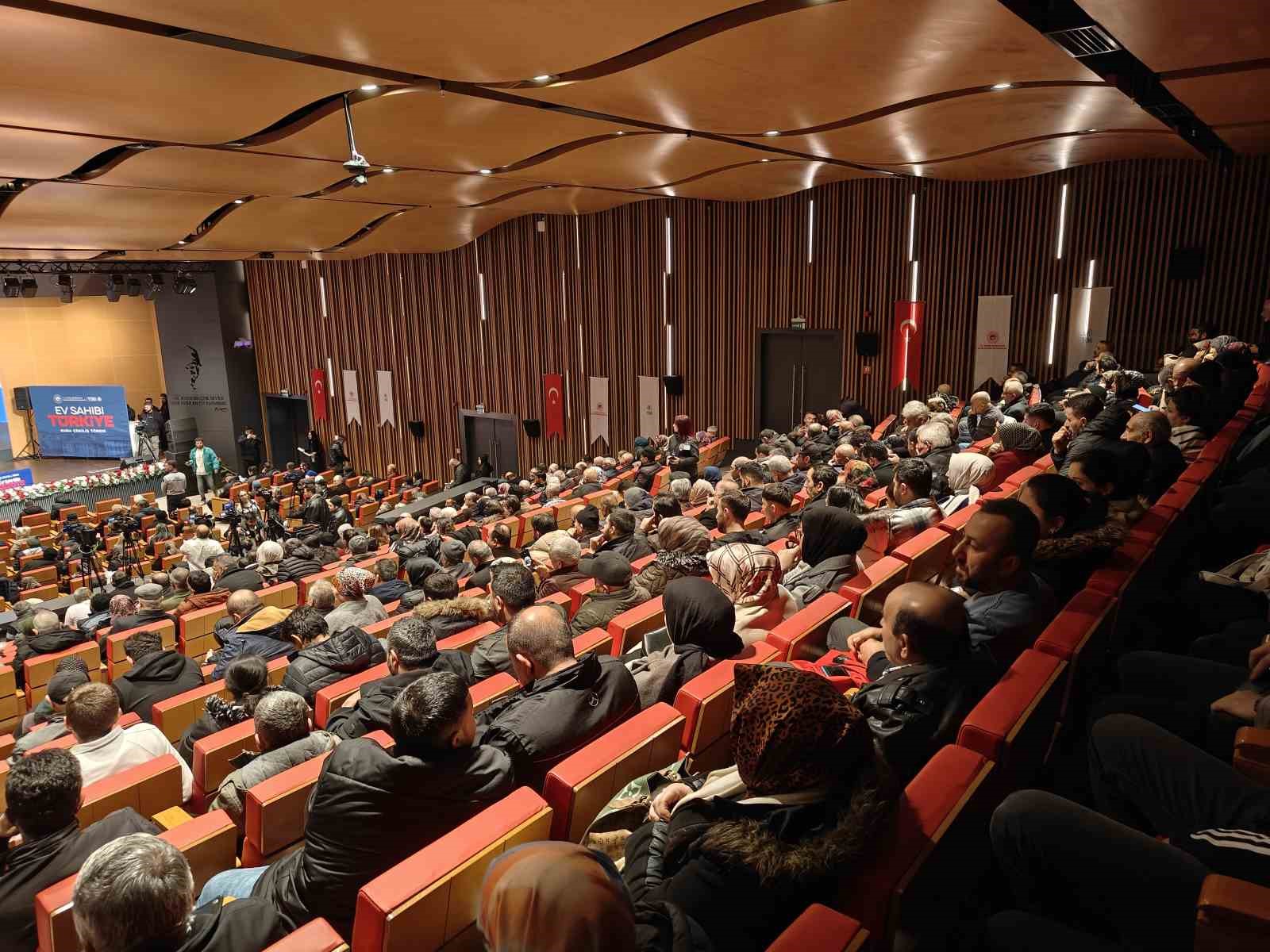 Bakan Yardımcısı Demiralp: "Ev Sahibi Türkiye sloganıyla Kayseri’de 7 bin 562 konutumuzun kura çekimini gerçekleştiriyoruz" 8 bakan yardimcisi demiralp ev sahibi turkiye sloganiyla kayseride 7 bin 562 konutumuzun kura cekimini VX6ssjbb