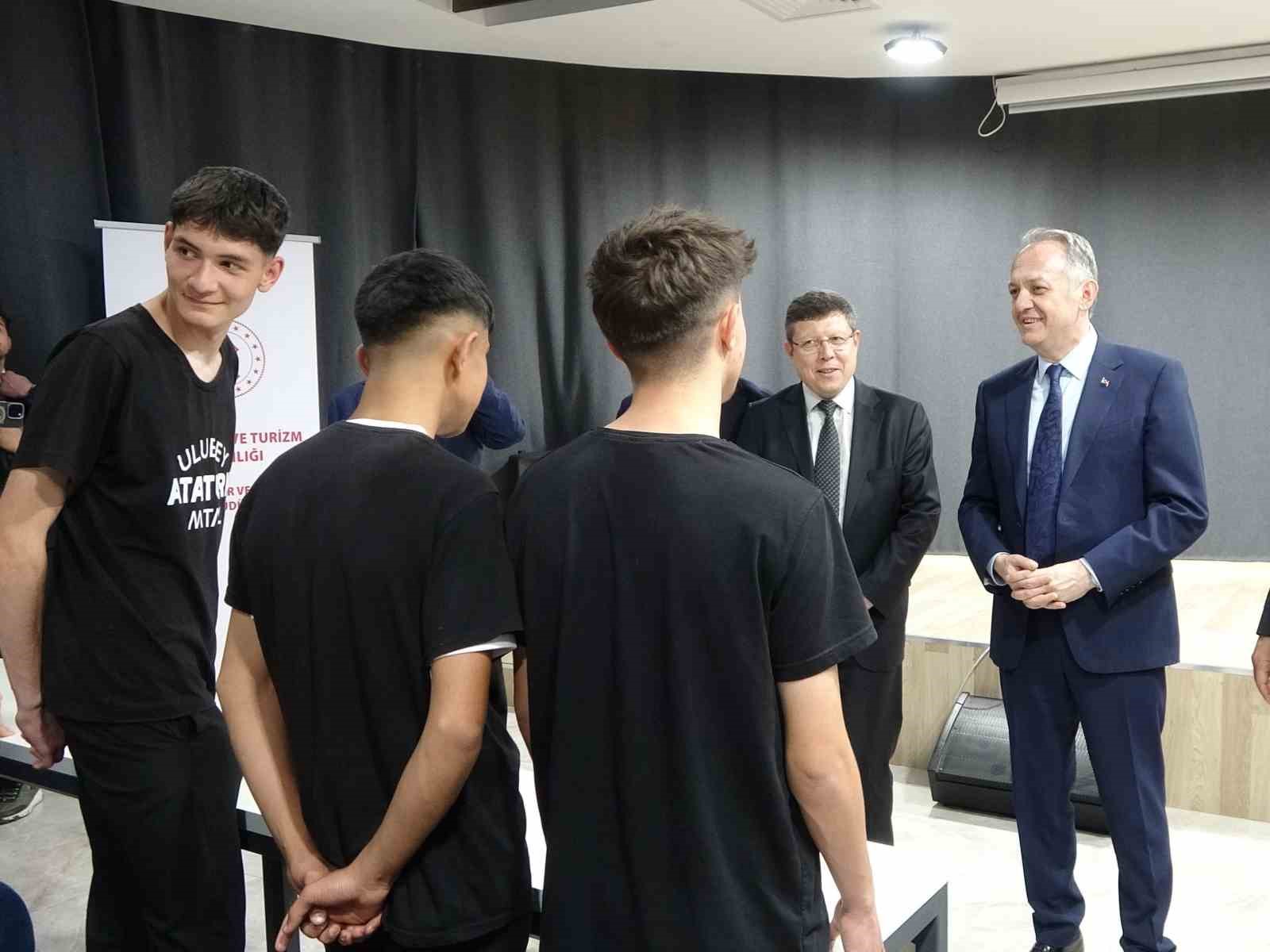 bakan yardimcisi yazgi 1300u askin halk kutuphanesini 39 milyon kullaniciyla bulusturuyoruz 5 O6Aeab2y