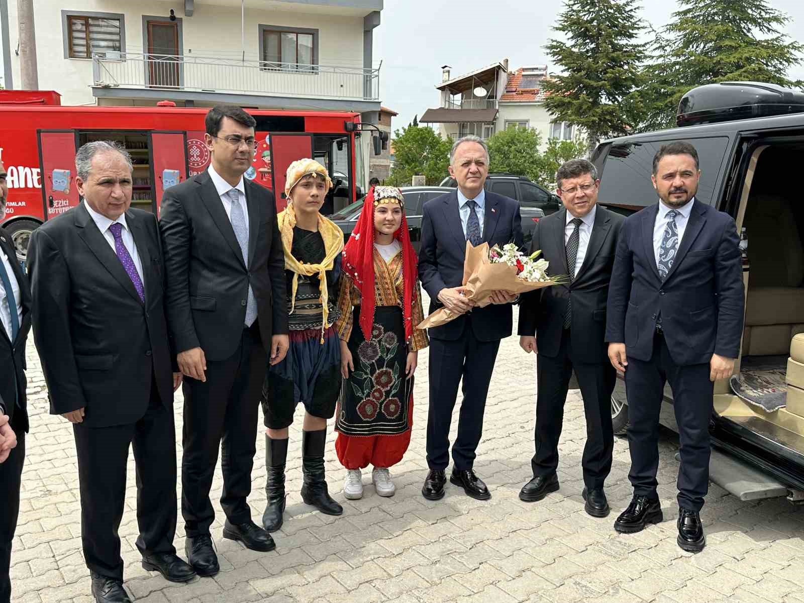 bakan yardimcisi yazgi 1300u askin halk kutuphanesini 39 milyon kullaniciyla bulusturuyoruz 8 LZi5cVdX