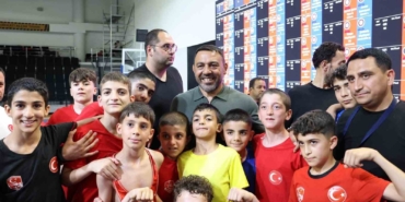 bakan-yardimcisi-yerlikaya-turkiye-minikler-gures-sampiyonasini-takip-etti-JCMYtenA.jpg