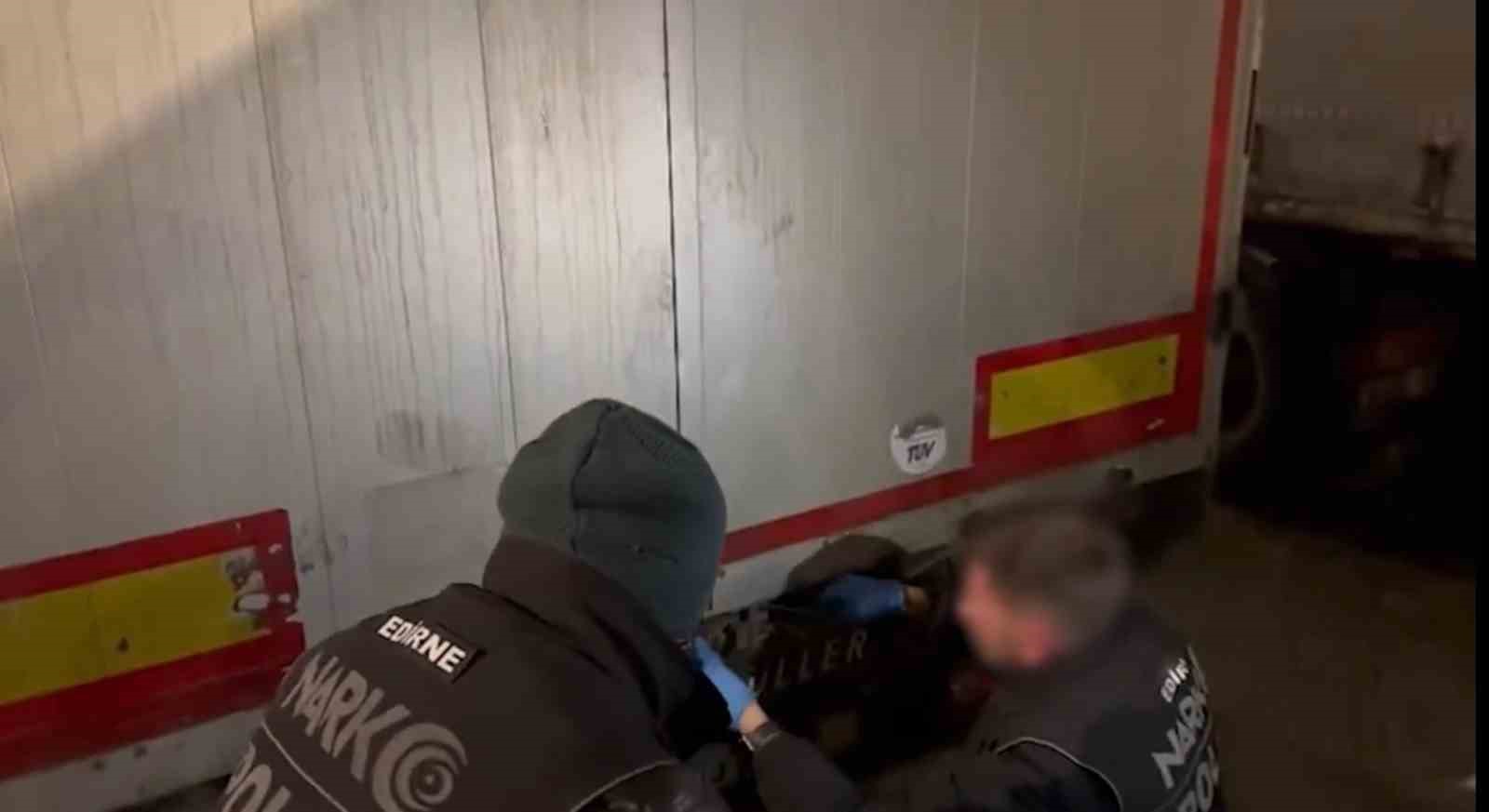 bakan yerlikaya 2207 kilogram kokain ve 69 kilogram skunk ele gecirildi 1 FhBBMC3R