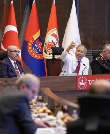 bakan-yerlikaya-36-maddelik-trafik-kanunu-1-ocak-2026dan-itibaren-yururluge-girecek-HhsAgNKf.jpg
