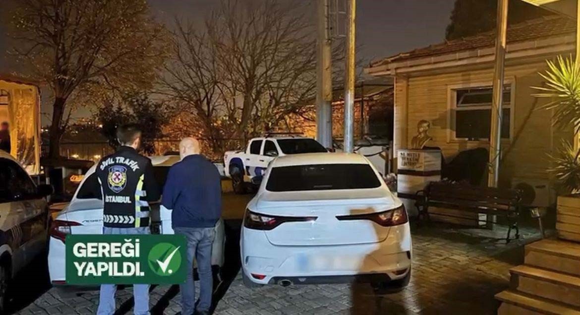 Bakan Yerlikaya: "Başka bir aracın önünü kesmeye çalışan sürücülere caydırıcı cezalar geliyor" 4 bakan yerlikaya baska bir aracin onunu kesmeye calisan suruculere caydirici cezalar geliyor 0