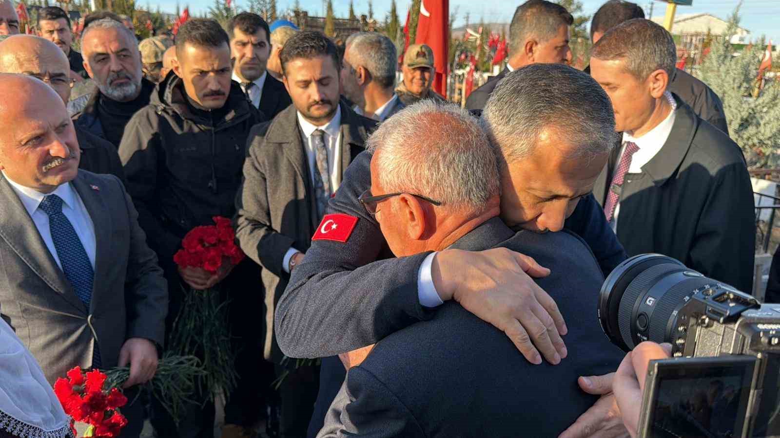 bakan yerlikaya deprem sehitligini ziyaret etti 0 muZMt7JI