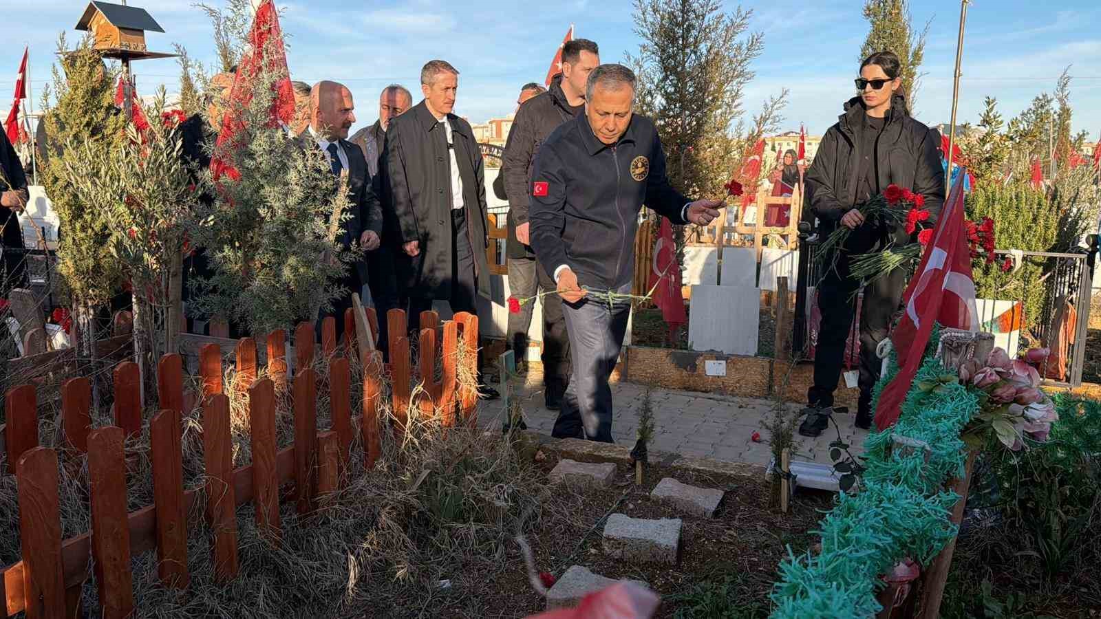 bakan yerlikaya deprem sehitligini ziyaret etti 1 SlZSa8d5