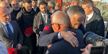 bakan-yerlikaya-deprem-sehitligini-ziyaret-etti-1QYaXGfU.jpg