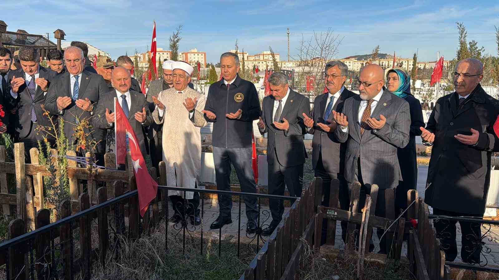 bakan yerlikaya deprem sehitligini ziyaret etti 2 PDIWSCHQ