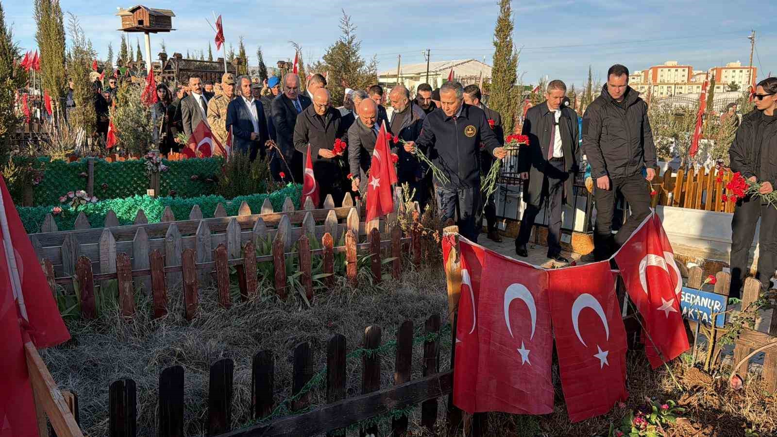 bakan yerlikaya deprem sehitligini ziyaret etti 3