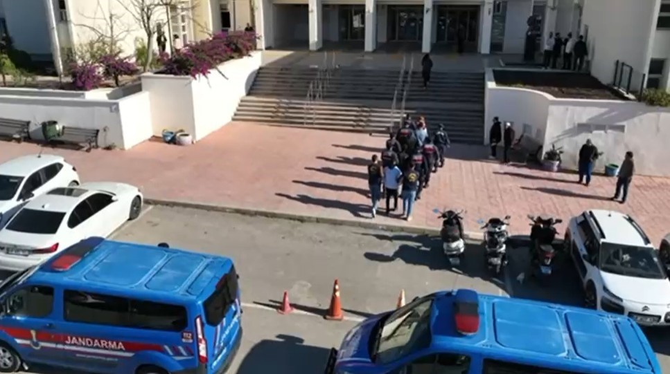 bakan yerlikaya devam eden operasyonlarimizda 156 gocmen kacakciligi organizatorunu yakaladik 1 e4X9k2tn