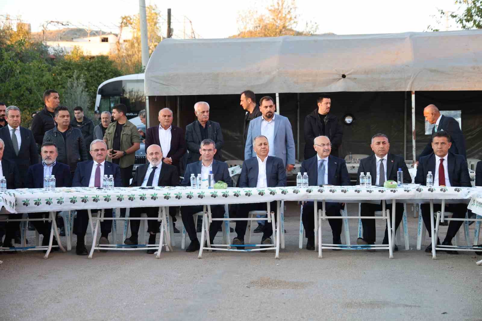 Bakan Yerlikaya, Kozan’da taziye ziyaretinde bulundu 7 bakan yerlikaya kozanda taziye ziyaretinde bulundu 3 AKI7McSY
