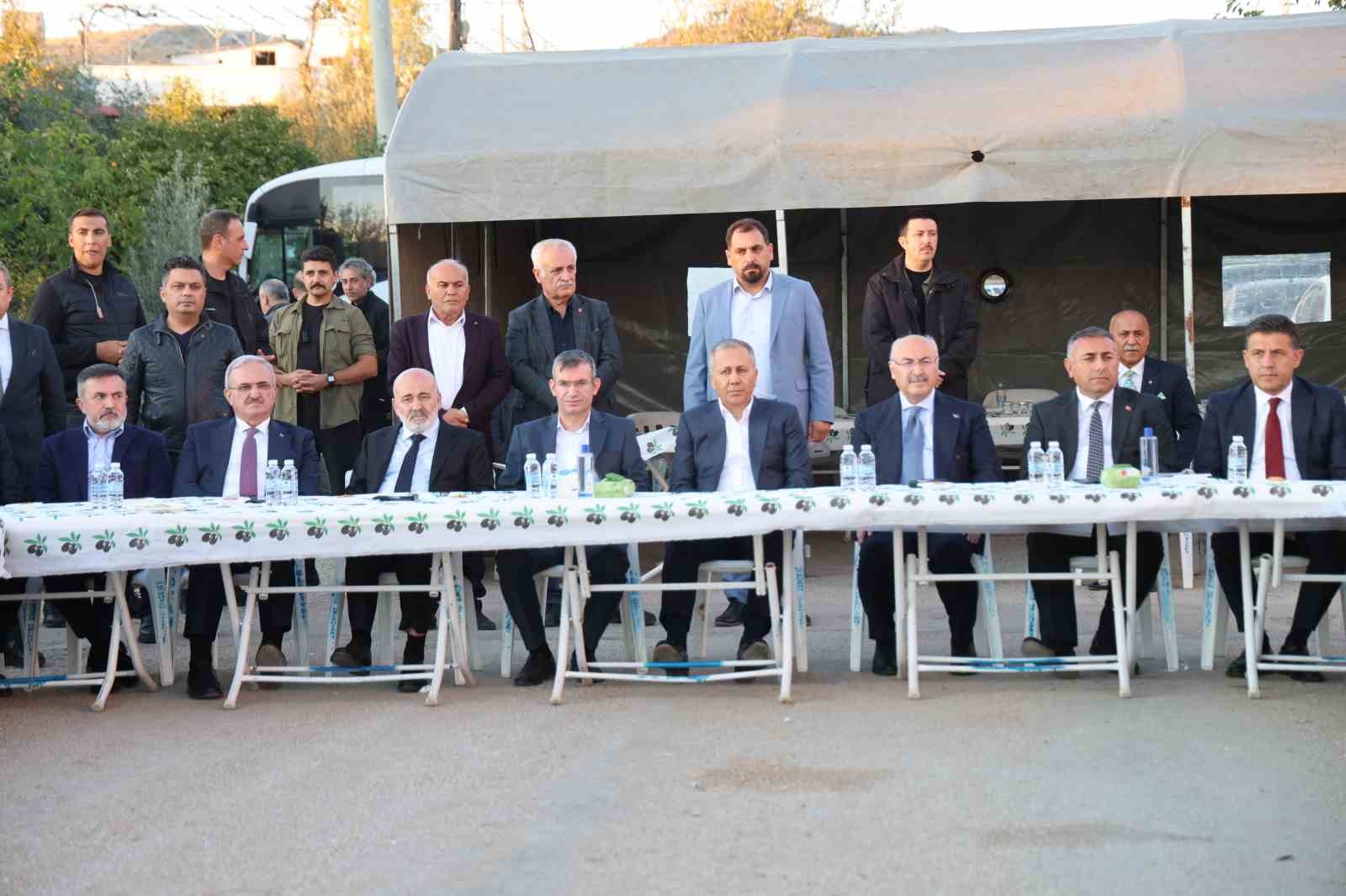 Bakan Yerlikaya, Kozan’da taziye ziyaretinde bulundu 9 bakan yerlikaya kozanda taziye ziyaretinde bulundu 5 DZLYr9Pf
