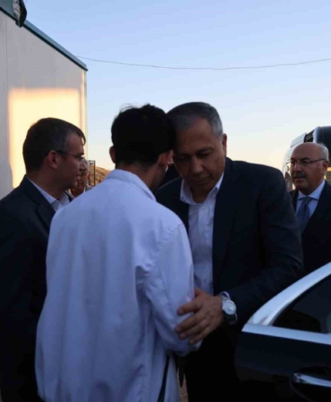 bakan-yerlikaya-kozanda-taziye-ziyaretinde-bulundu-XdvVqGlK.jpg