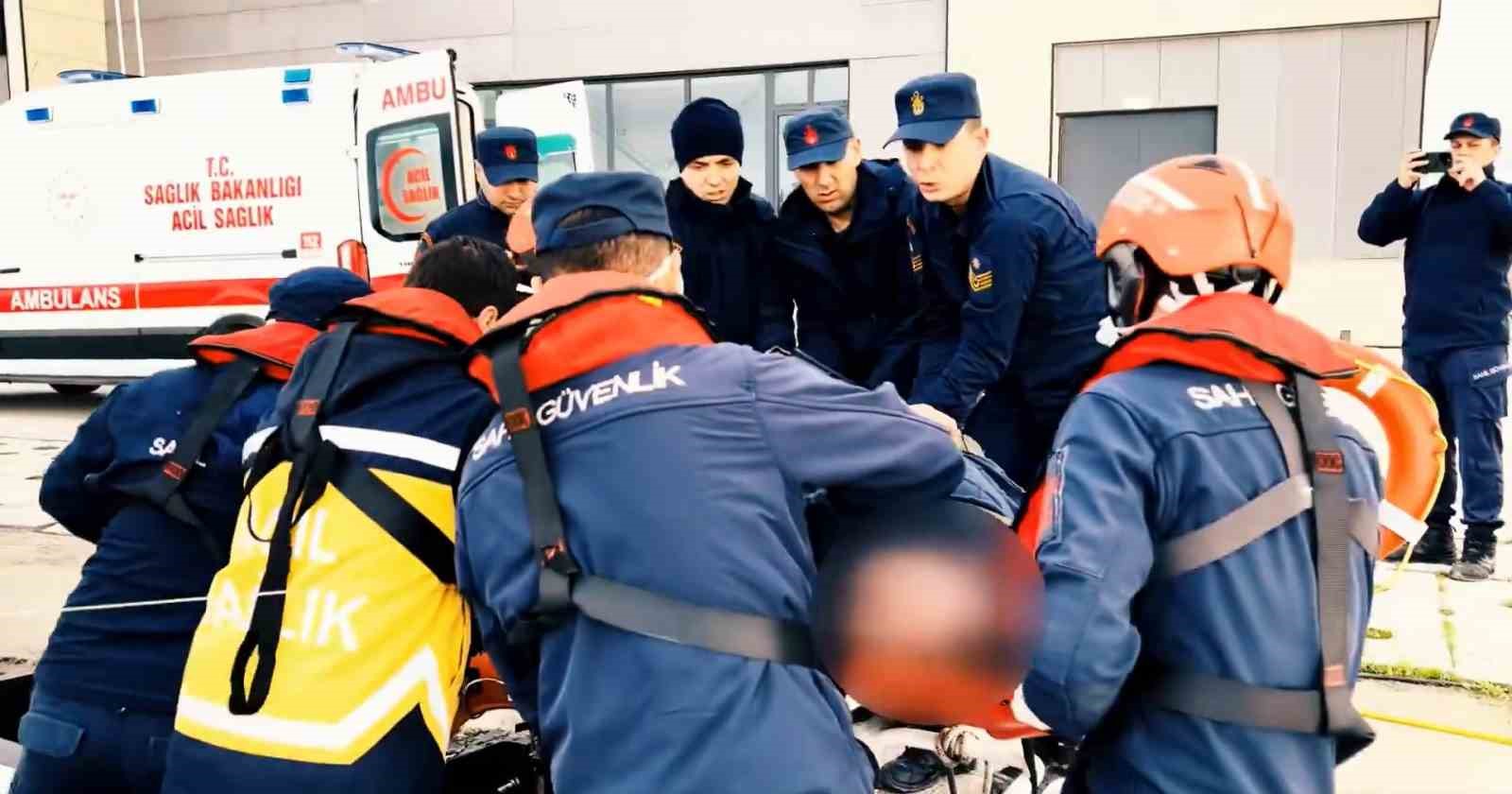 bakan yerlikaya sakaryada gemide fenalasan vatandasimiz sahil guvenlik ekiplerimizce tahliye edildi 1