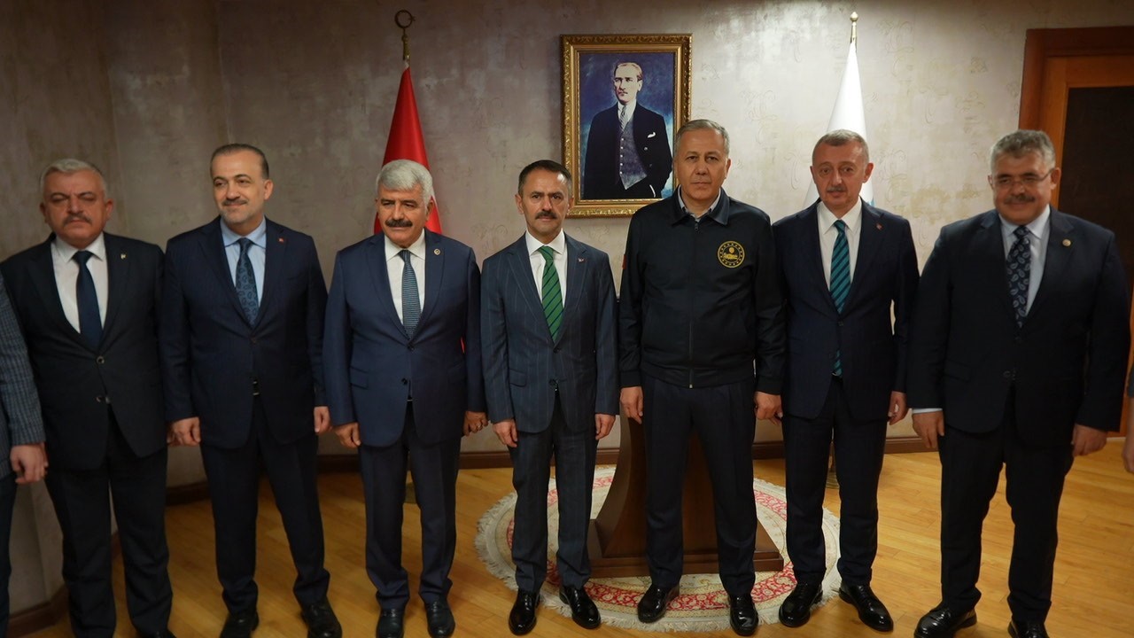 Bakan Yerlikaya: "Tek hedefimiz 688 bin arkadaşımızla aziz milletimizin huzur ve güvenliği" 5 bakan yerlikaya tek hedefimiz 688 bin arkadasimizla aziz milletimizin huzur ve guvenligi 1 Al6dQBXm